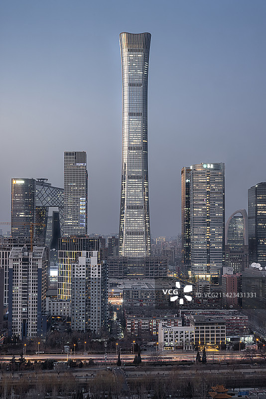夜幕下的中信大厦北京中信大厦与车轨图片素材