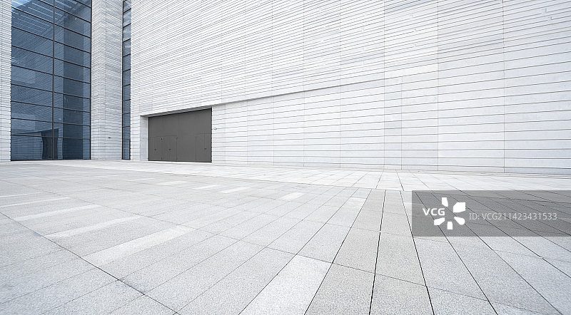 现代城市特色建筑与砖地广场背景图图片素材