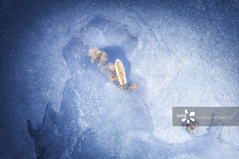 冰湖中的船图片素材