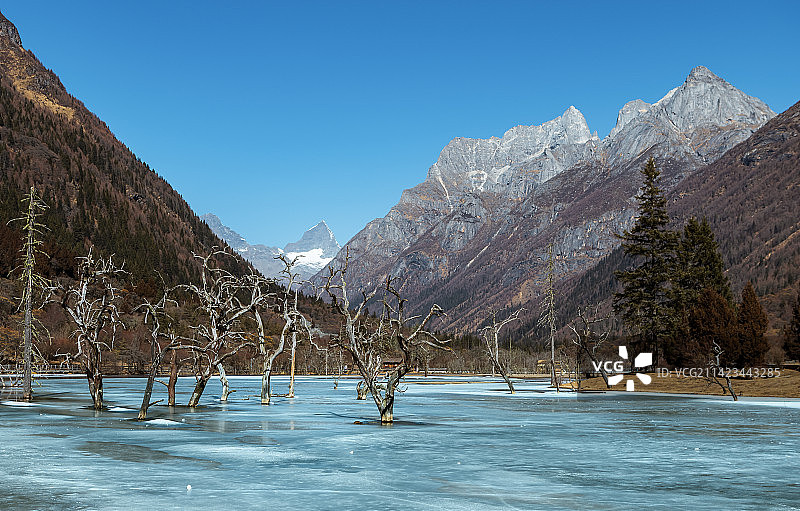 蓝天映衬下的双桥沟盆景滩图片素材
