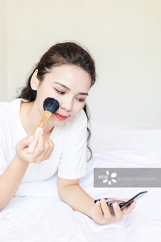 卧室内一名亚洲美女在化妆图片素材