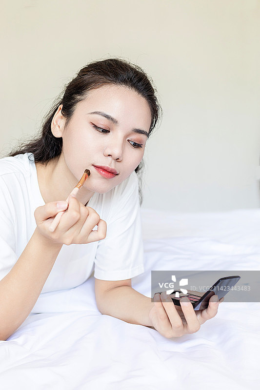 卧室内一名亚洲美女在化妆图片素材