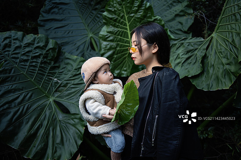 在山林里,一个年轻爱美的母亲抱着11个月的宝宝艺术照图片素材