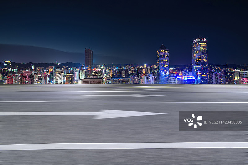 繁华的城市夜景与前进的道路图片素材