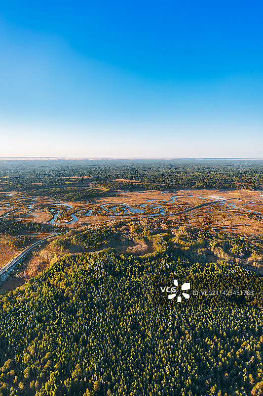 内蒙古呼伦贝尔市鄂温克族自治旗辉河林场秋季户外风光航拍视角图片素材