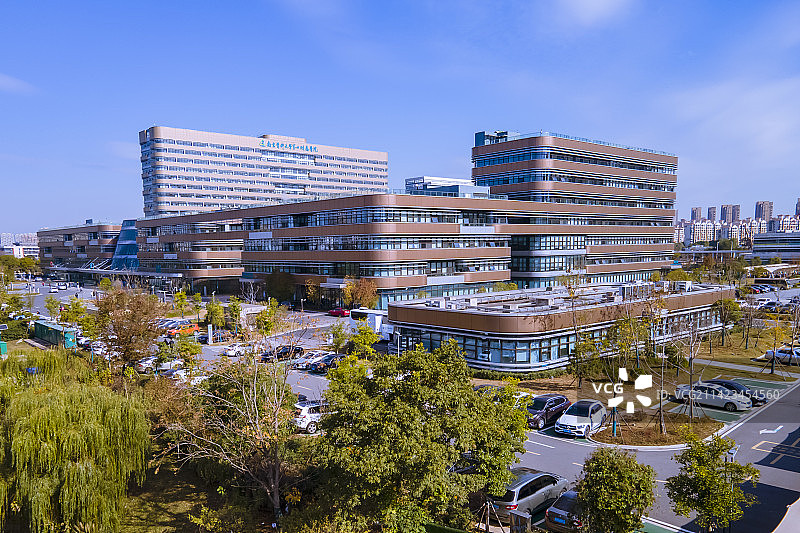 航拍南京医科大学第四附属医院的秋色图片素材