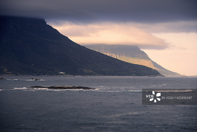 南非开普敦，坎普斯湾和十二使徒山，草帽云图片素材