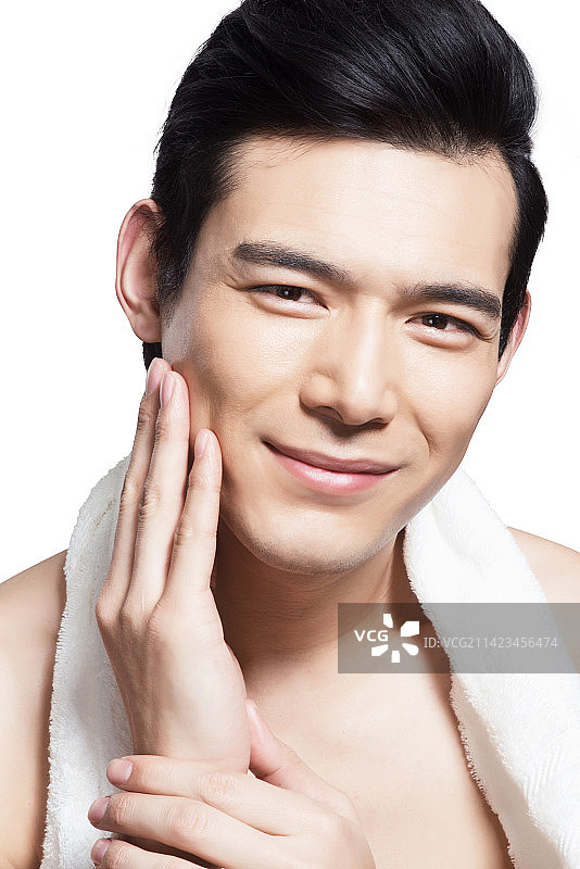 沐浴做面膜的青年男士图片素材