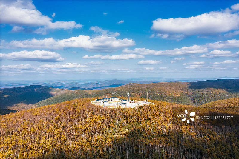 内蒙古呼伦贝尔市额尔古纳市莫尔道嘎国家森林公园大兴安岭林区与公路秋季户外航拍全景图片素材