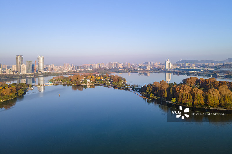 航拍南京玄武湖的秋色图片素材
