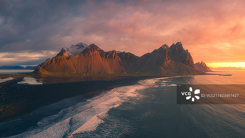 北欧冰岛蝙蝠山日出图片素材