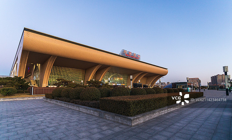 晨光中的石家庄火车站图片素材