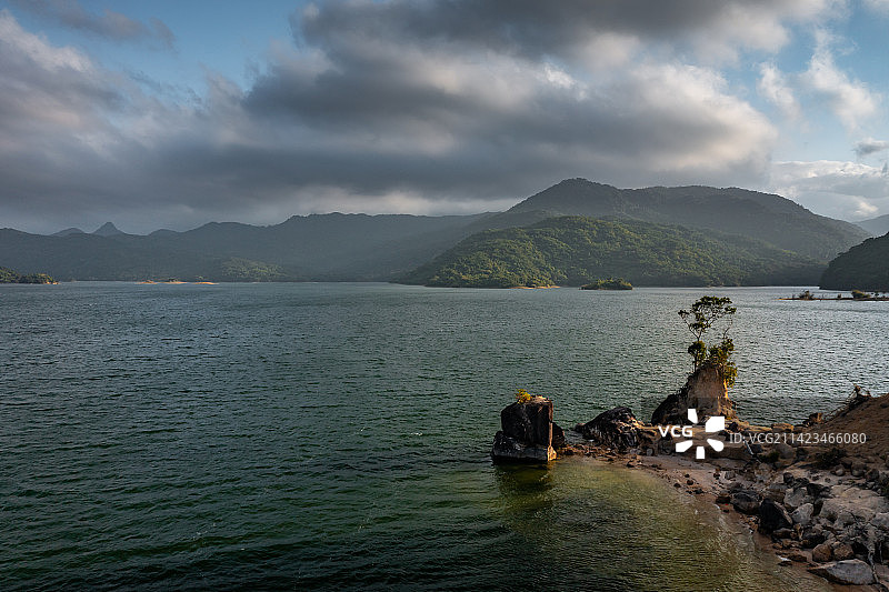 海南吊罗山热带雨林湖泊、小妹水库、远山、森林公园图片素材