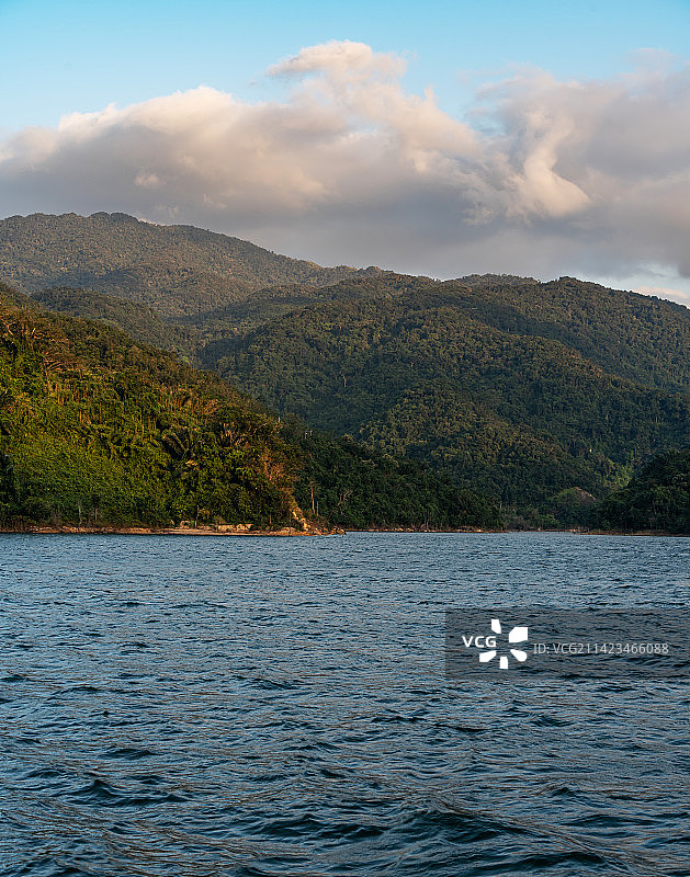 海南吊罗山热带雨林湖泊、小妹水库、远山、森林公园图片素材