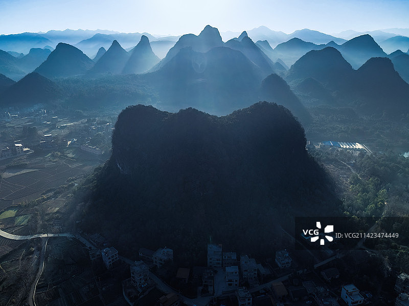 环山而居的古村落图片素材