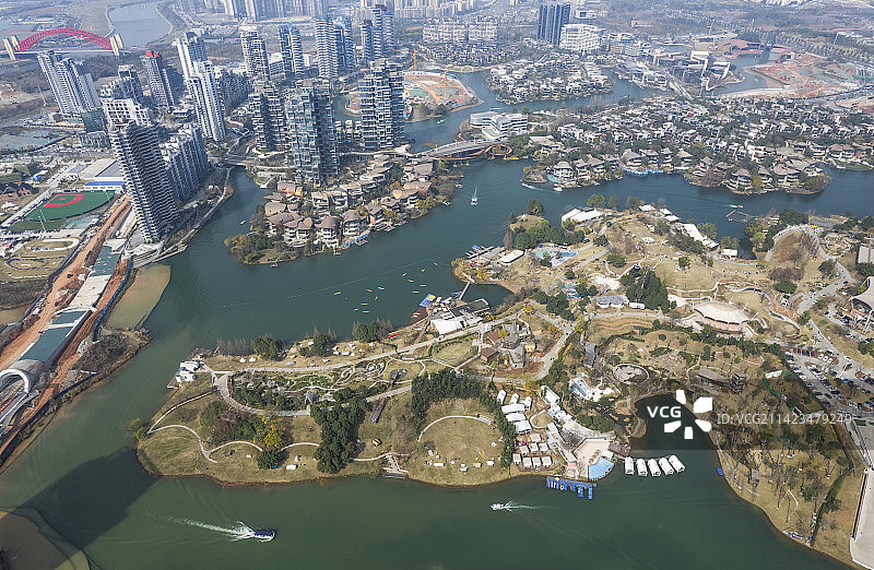 俯瞰成都天府新区麓湖国际社区和公园图片素材