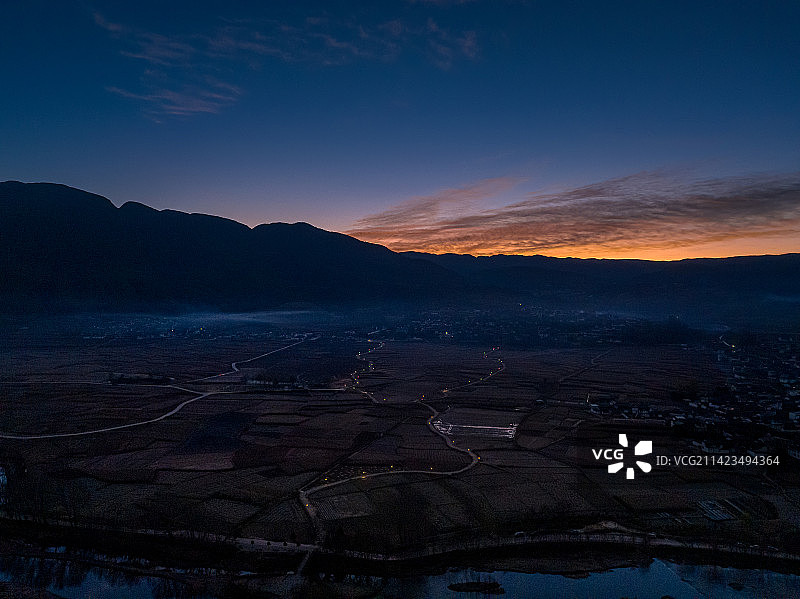 云南大理 沙溪古镇夜景航拍 沙溪坝子茶马古道 日出 黎明田园风光 月落 阳光越过横断山脉照射到田野上图片素材