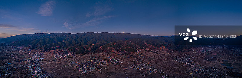 云南大理 沙溪古镇夜景航拍 沙溪坝子茶马古道 黎明田园风光 月落 阳光越过横断山脉照射到田野上图片素材
