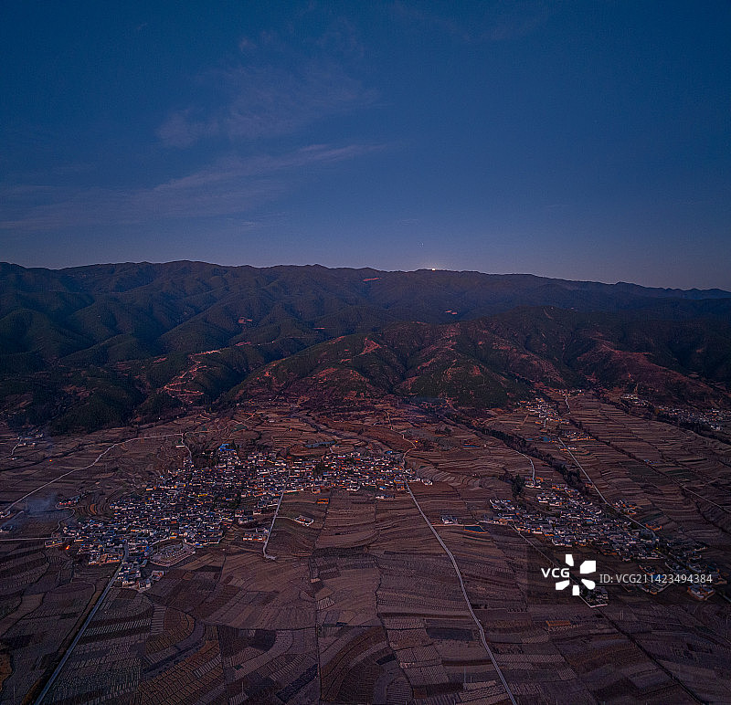 云南大理 沙溪古镇夜景航拍 沙溪坝子茶马古道 黎明田园风光 月落 阳光越过横断山脉照射到田野上图片素材