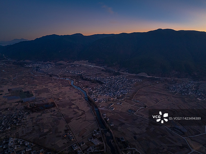 云南大理 沙溪古镇夜景航拍 沙溪坝子茶马古道 日出 黎明田园风光 月落 阳光越过横断山脉照射到田野上图片素材
