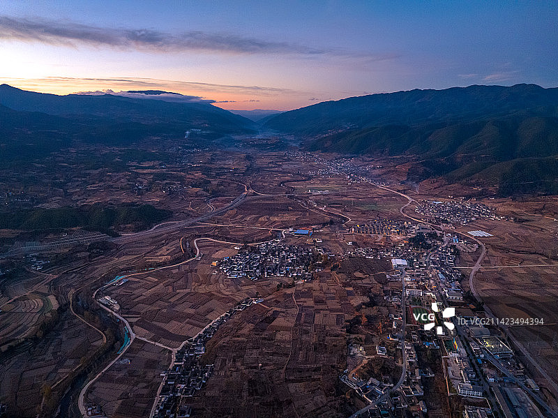 云南大理 沙溪古镇夜景航拍 沙溪坝子茶马古道 日出 黎明田园风光 月落 阳光越过横断山脉照射到田野上图片素材
