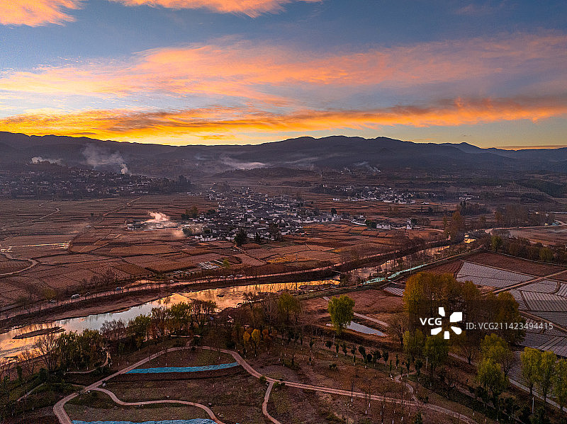 云南大理 沙溪古镇日出云彩航拍 沙溪坝子茶马古道 黎明田园风光 黑惠江 阳光越过横断山脉照射到田野上图片素材