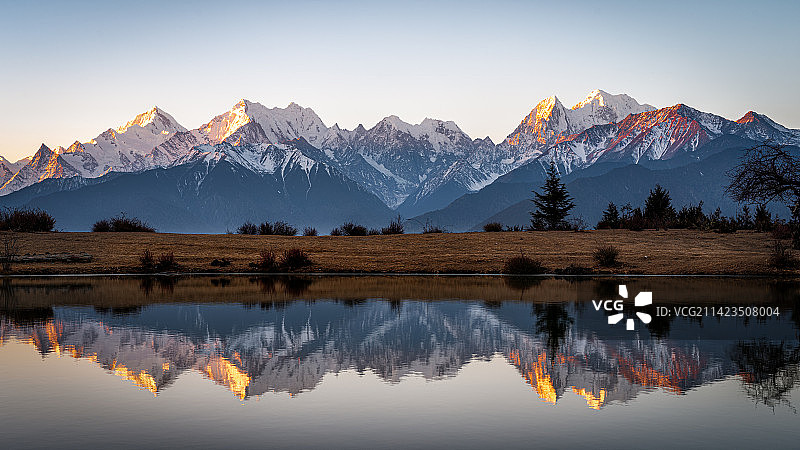 雪达日照金山倒影，云南德钦图片素材