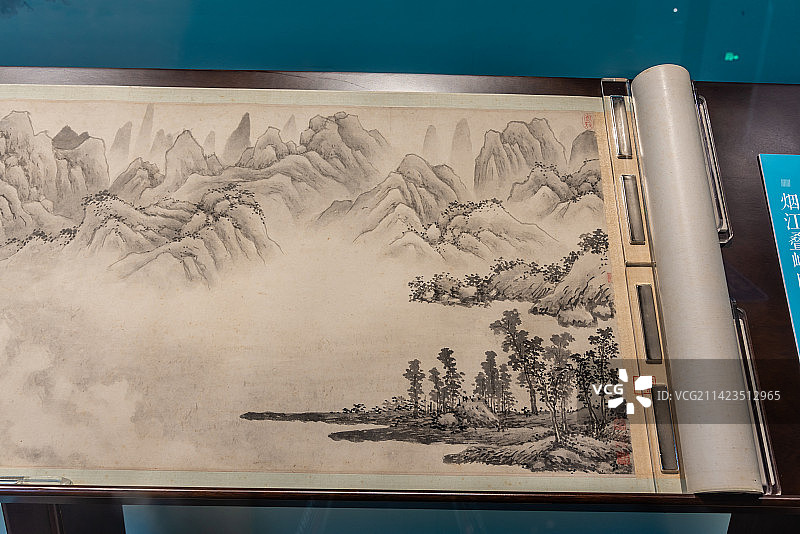 元代赵孟頫明代沈周和文徵明的烟江叠嶂图卷图片素材