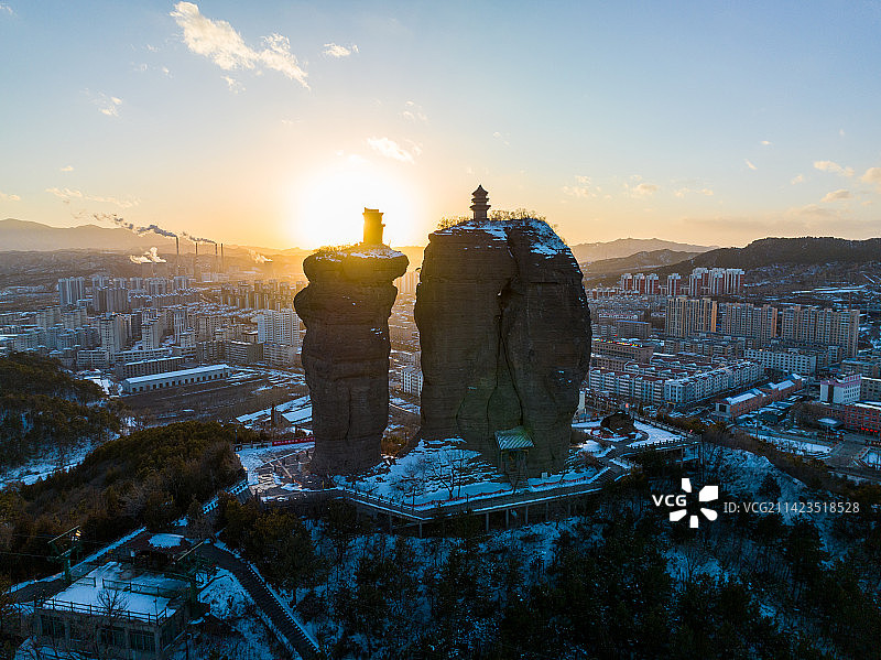 航拍空中鸟瞰雪后河北承德双塔山风景区图片素材