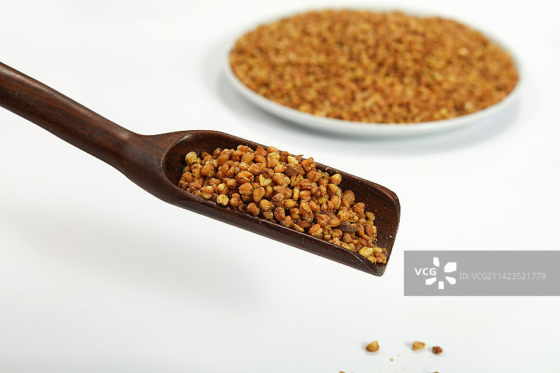 木勺里的黑苦荞茶图片素材