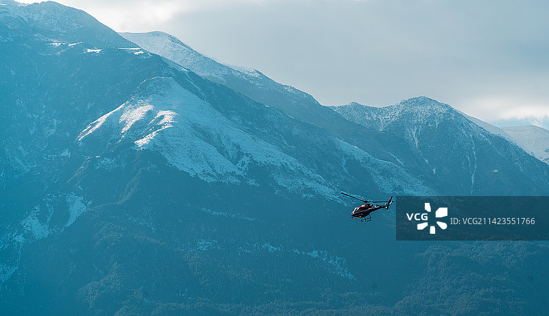 Helicopter with snowy mountain图片素材