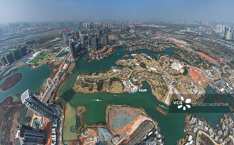 晴天航拍成都天府新区麓湖高级社区全景图片素材