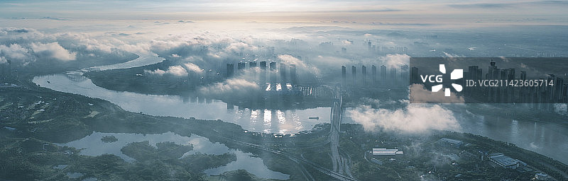 云雾缭绕的南宁邕江图片素材