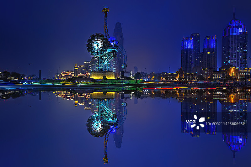 夜色光影中的世纪钟广场和建筑+天津图片素材