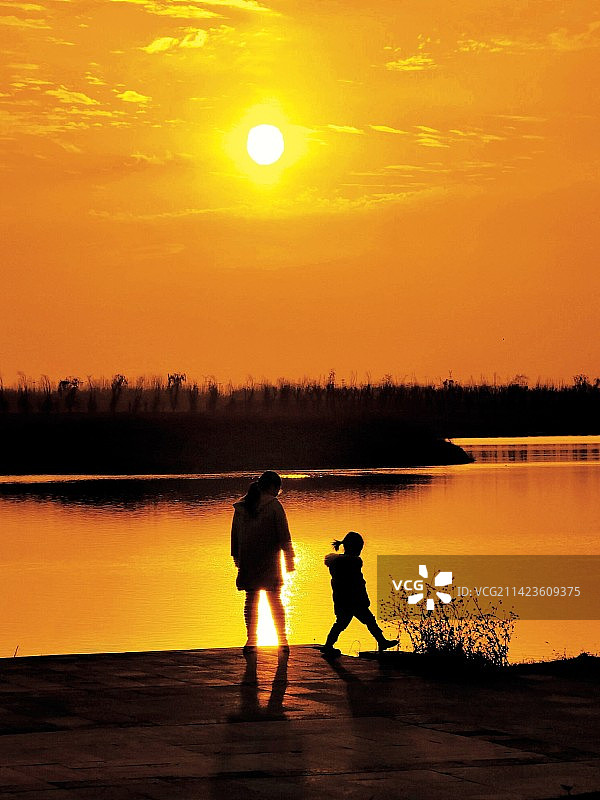 《夕照下的母女》图片素材