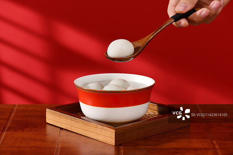 红色背景里的元宵节汤圆图片素材