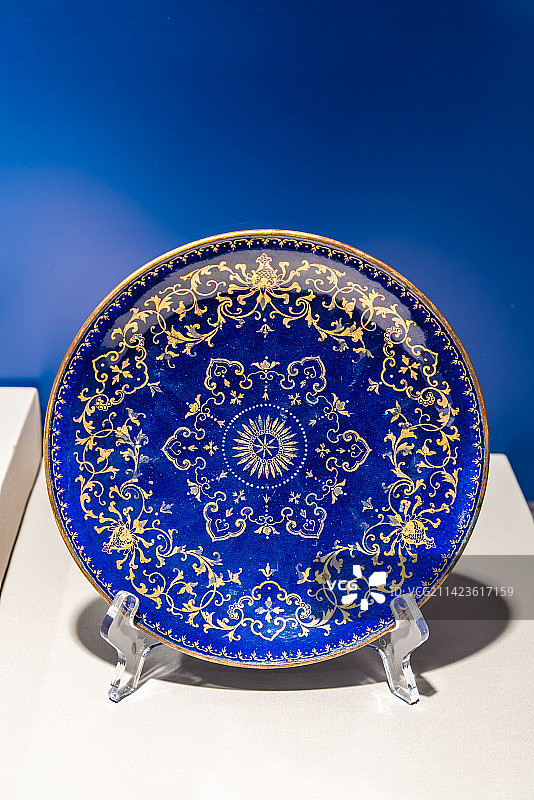 清代画珐琅描金花卉纹盘图片素材