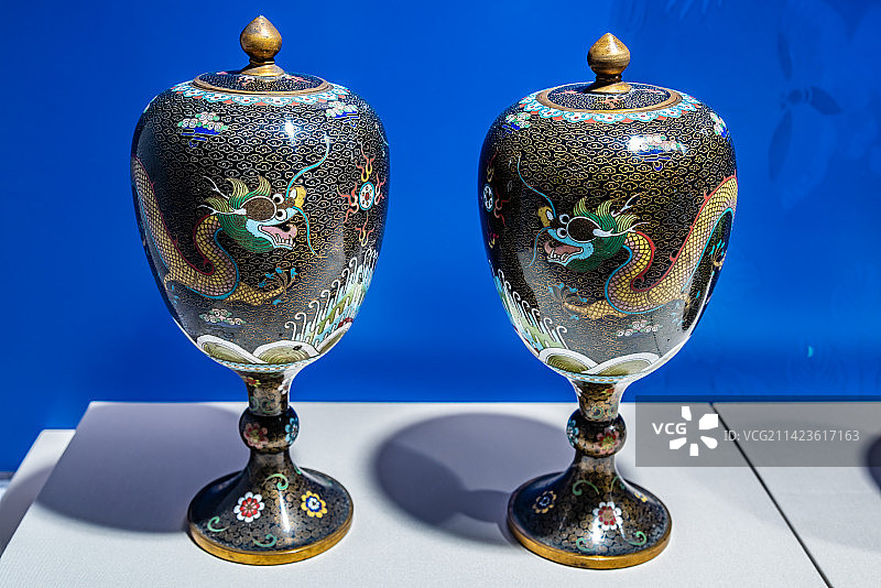 民国掐丝珐琅双龙戏珠纹高足罐图片素材