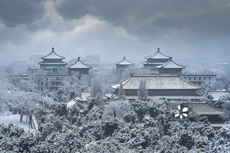 北京故宫里古建筑积雪的屋檐和建筑图片素材