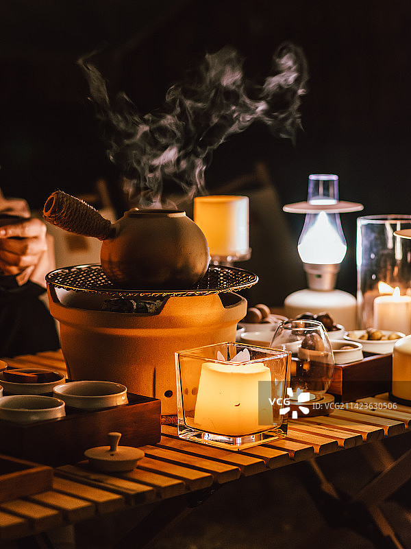 晚上户外露营围炉煮茶图片素材