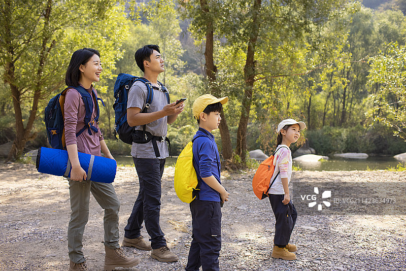快乐的年轻家庭户外徒步旅行图片素材