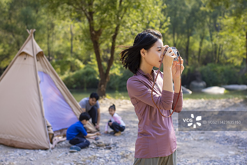 快乐的年轻家庭在户外露营图片素材