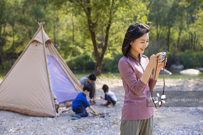 快乐的年轻家庭在户外露营图片素材