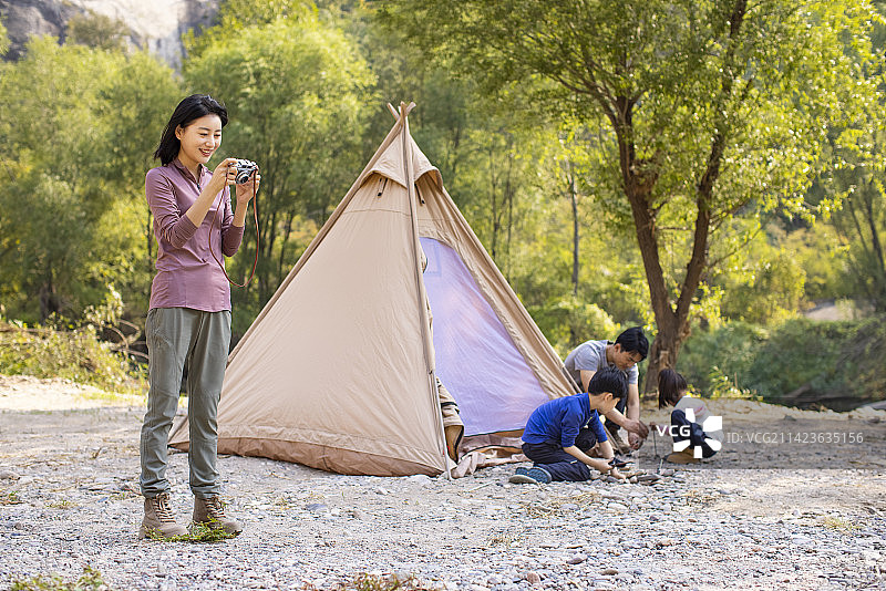 快乐的年轻家庭在户外露营图片素材