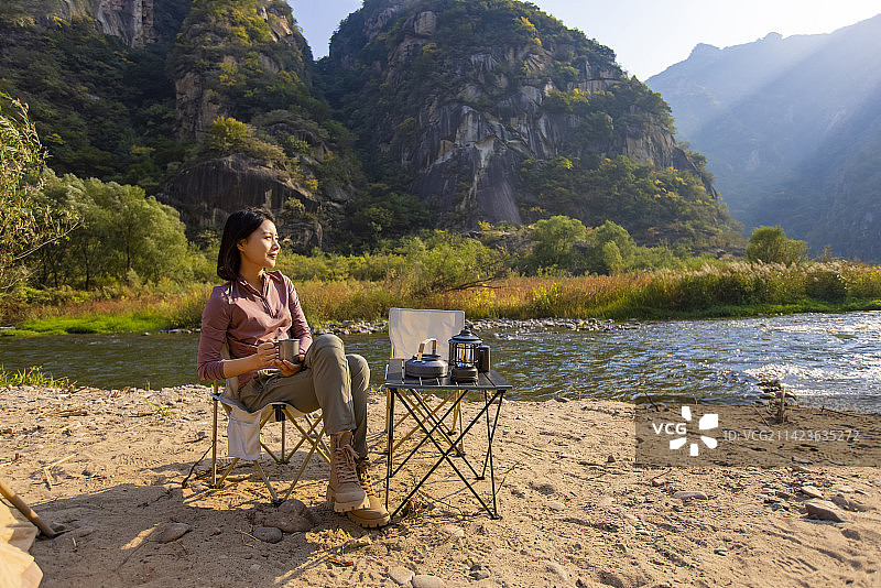快乐的年轻女子露营放松图片素材