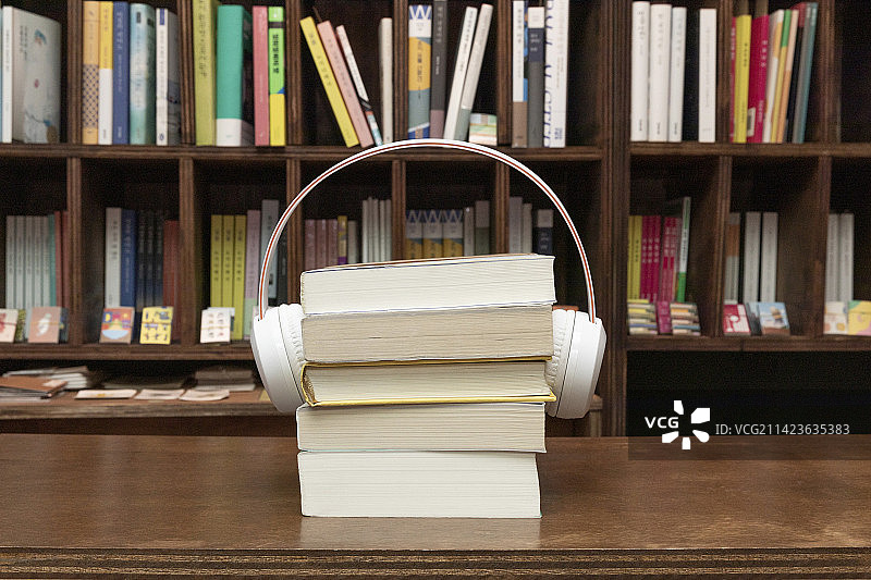 堆叠的书籍和电子书设备图片素材