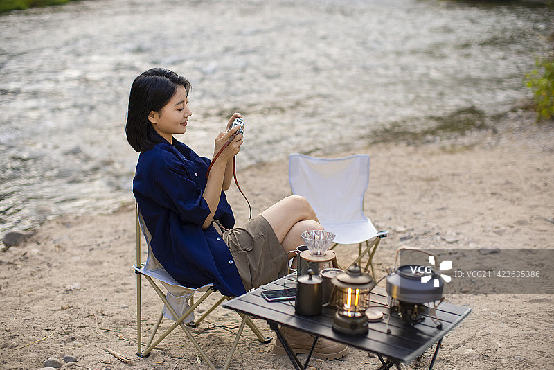 快乐的年轻女子户外拍摄美景图片素材