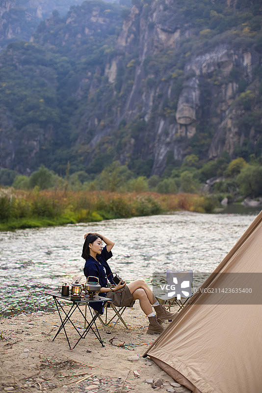 年轻女子在户外露营图片素材