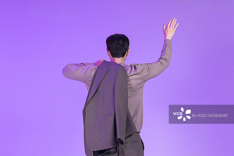 英俊的韩国年轻男人在打招呼图片素材