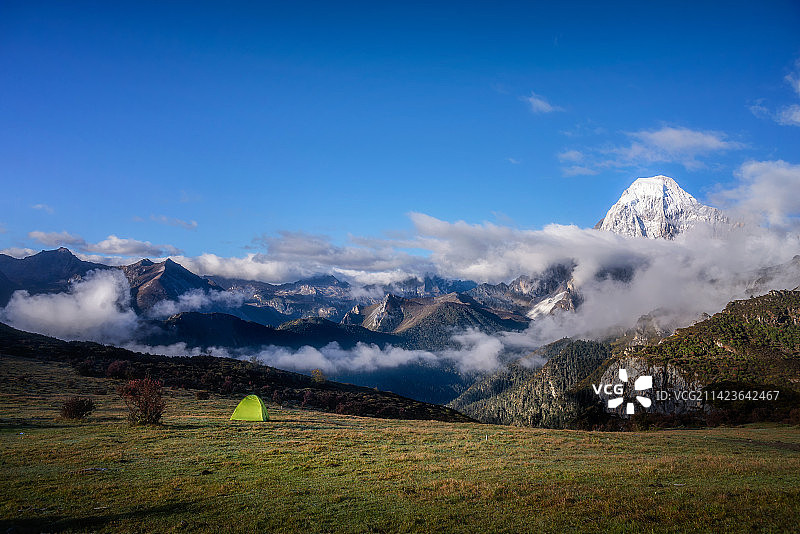 四川甘孜稻城亚丁景区察贡牛场露营远眺夏诺多吉雪山图片素材